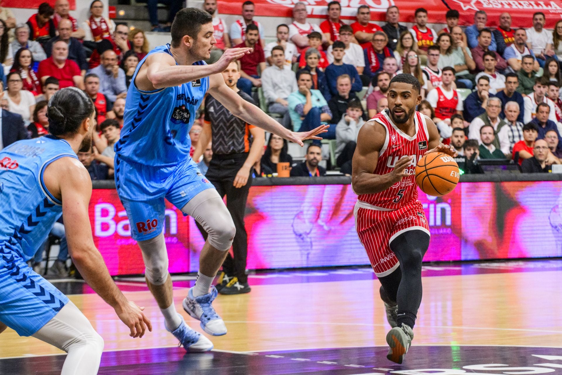 El UCAM Murcia cae prisionero de la trampa del Breogán, en imágenes