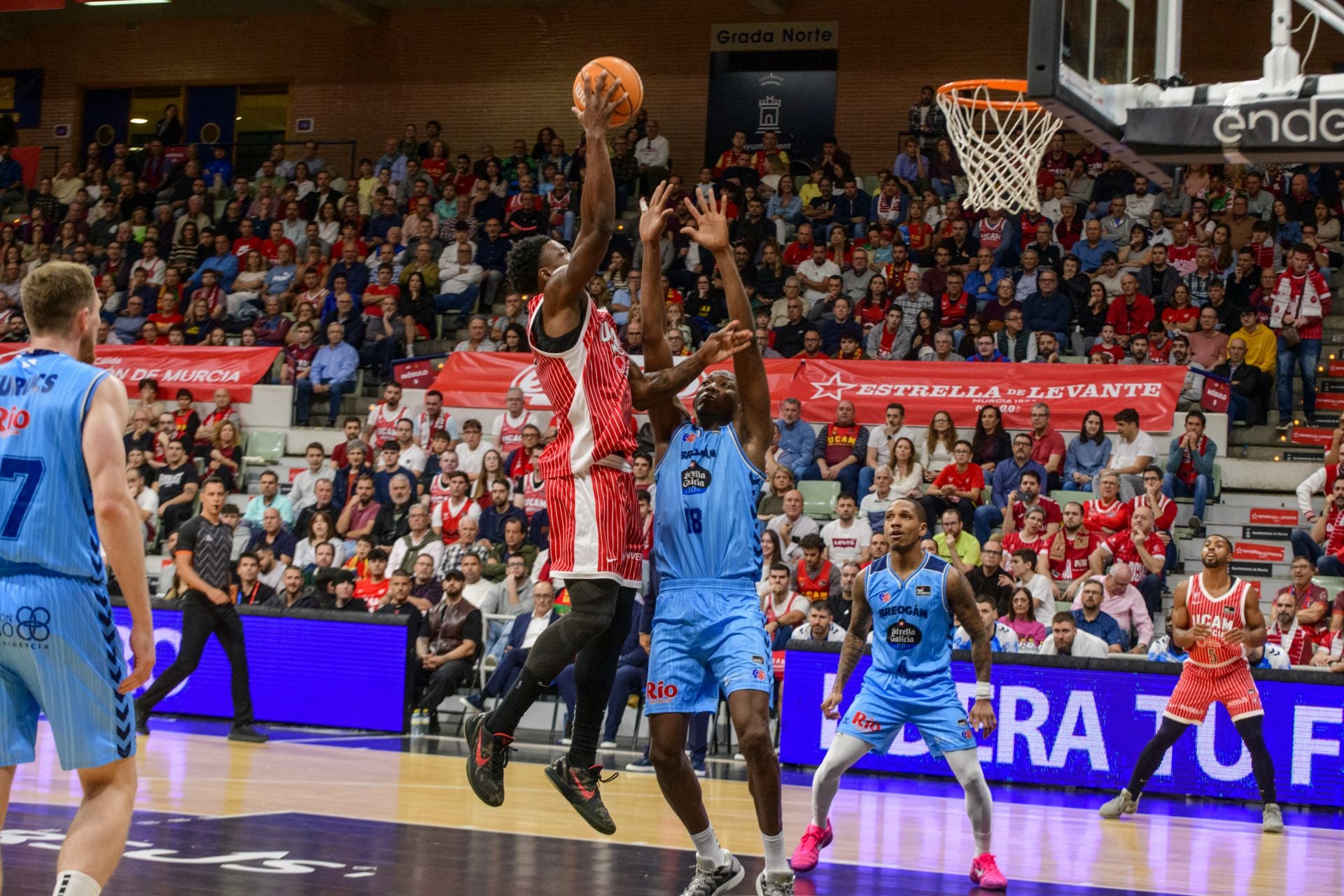 El UCAM Murcia cae prisionero de la trampa del Breogán, en imágenes