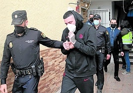 El Luli sale de la vivienda donde se produjo el tiroteo, durante la reconstrucción del asalto en 2022.