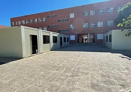 Algunos de los barracones desplegados en el patio del IES Antonio Menárguez, en Los Alcázares.