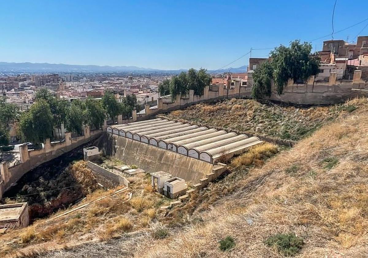 Antiguos depósitos de la Mancomunidad de Canales del Taibilla, que se convertirán en una zona verde.