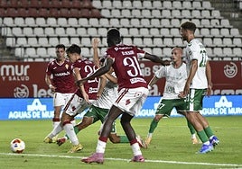 Héctor Pérez golpea el balón durante el Real Murcia-Antequera de Copa del Rey.