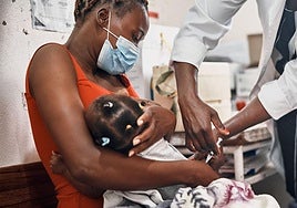 Vacunación de una niña beneficiaria de la Alianza para la Vacunación Infantil.