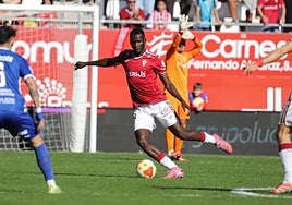 Sekou realizando un pase.