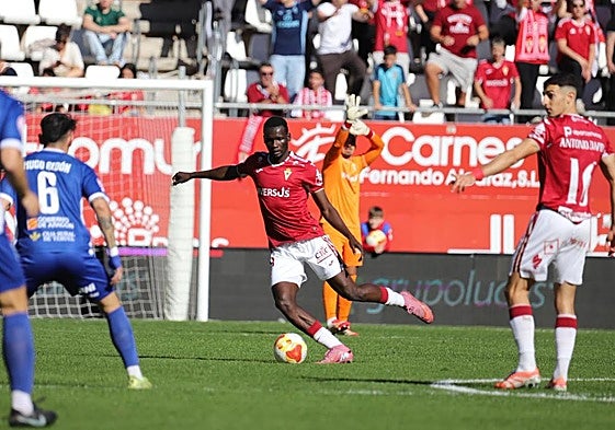 Sekou realizando un pase.