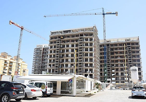 Imagen de archivo de bras de construcción de bloques de viviendas en la zona norte de La Manga.