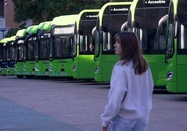 La docena de autobuses eléctricos cedidos al Ayuntamiento por la Comunidad, en el Cuartel de Artillería durante su acto de entrega.