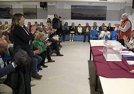 La alcaldesa aplaude al socialista Manolo Torres, tras la constitución de la Junta de Santa Lucía.