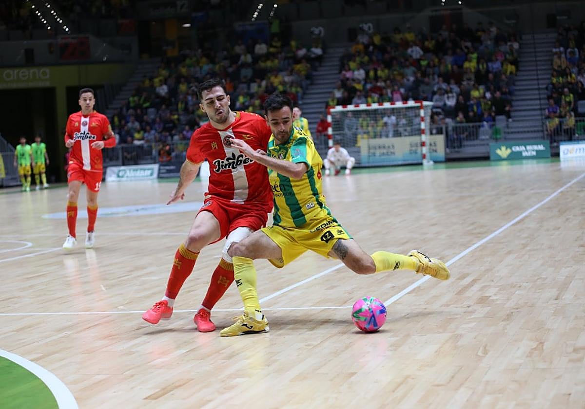El pívot melonero Pablo Ramírez presiona el balón ante Míchel, del Jaén Paraíso Interior, anoche en el Olivo Arena.