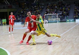 El pívot melonero Pablo Ramírez presiona el balón ante Míchel, del Jaén Paraíso Interior, anoche en el Olivo Arena.