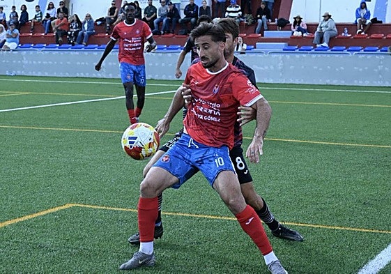 Omar Perdomo recibe de espaldas, vigilado por el visitante Mario Abenza, ayer en el Ángel Celdrán.