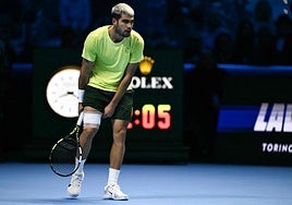 El murciano sube el vendeaje que el fisio le puso en su muslo derecho.