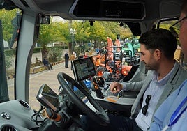 El edil de Agricultura, Antonio Pérez, probando un vehículo.