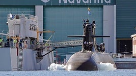 El S-82 'Narciso Monturiol', este lunes, durante su maniobra de puesta a flote.