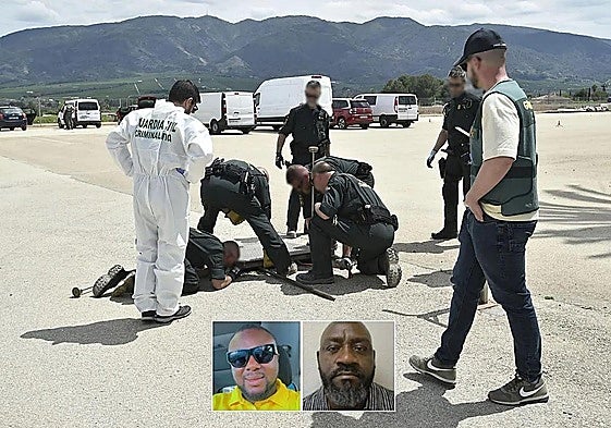 El operativo policial desplegado en Librilla, en el momento de acceder a la fosa séptica, con fotografías de los desaparecidos sobreimpresas.