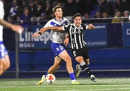 Imanol Baz recibiendo una falta del rival.