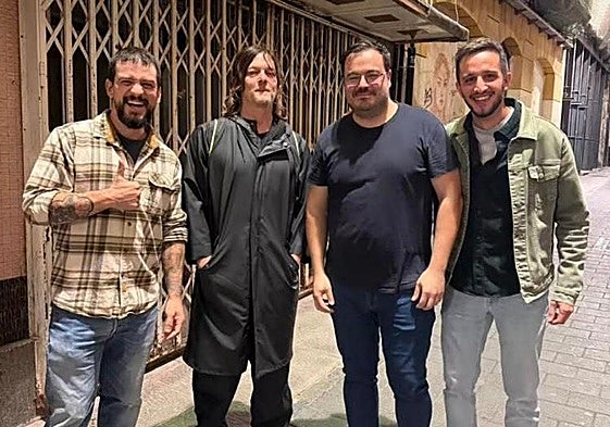 Fans posando con Norman Reedus en Cartagena.