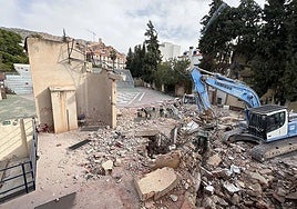 Imagen de archivo del derribo del auditorio de Alhama.