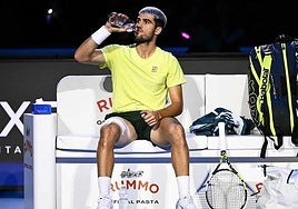 Alcaraz descansa, con un vendaje en la pierna afectada por un edema, durante su partido contra Sinner.