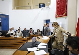 La alcaldesa, Paqui Terol, de pie este martes en el salón de Plenos.