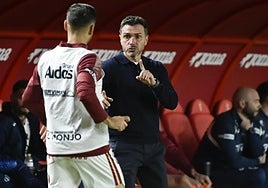 Adrián Colunga, en su segundo partido en el Enrique Roca ante el Nàstic, dando instrucciones a Schalk antes de saltar al campo.