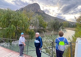 Tres vecinos, ayer disfrutando del entorno del río Segura en el puente del alambre.