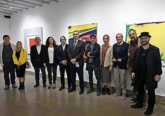 El alcalde Ballesta, la edil Sofía López-Briones y Cris Gabarrón con algunos artistas que forman parte de la muestra como Carmen Cantabella, Ana Martínez, Manuel Pérez y Claudio Aldaz-Casanova.