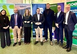 La consejera y el director del Info, durante el encuentro con los responsables de la empresa Sako, en Finlandia.