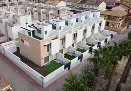 Los adosados construidos en la calle Marqués de Molina con la primera fase del residencial.