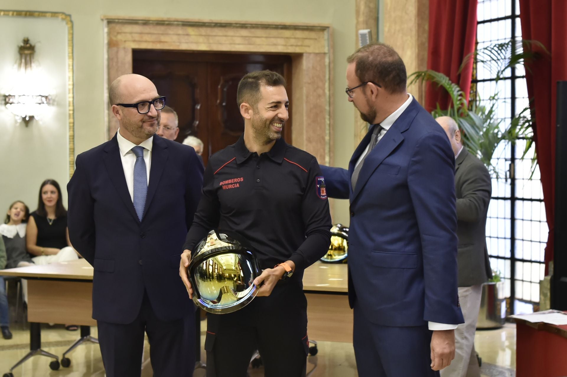 Las imágenes de la toma de posesión como funcionarios de 45 nuevos bomberos en Murcia