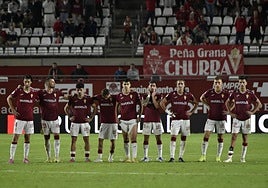 Algunos de los futbolistas de la primera plantilla del Real Murcia en la tanda de penaltis contra el Antequera que clasificó a los granas para la segunda ronda del 'playoff'.