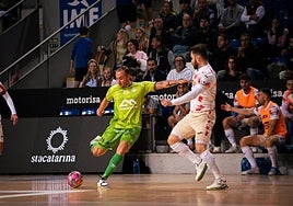 Juninho, uno de los más destacados de Palma, a punto de disparar a portería ante la presión de Gadeia.