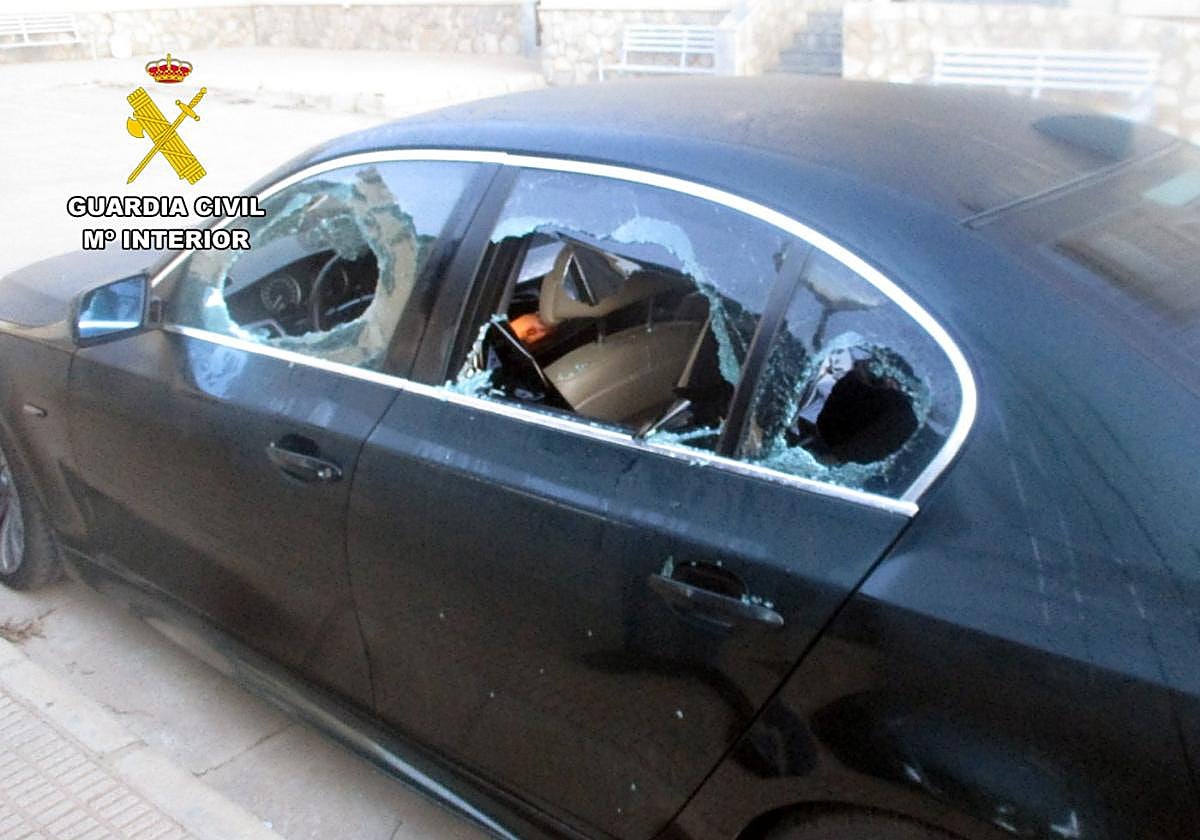 Vehículo con las ventanillas fracturadas por el grupo de ladrones.