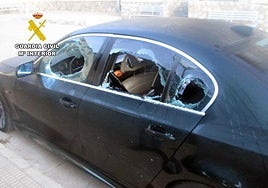 Vehículo con las ventanillas fracturadas por el grupo de ladrones.