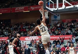 Aaliya anota con la yema de los dedos un difícil 'alley-oop'.