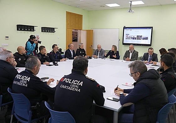 Reunión de coordinación con la asistencia de mandos y agentes de la Policía Local; la alcaldesa, Noealia Arroyo; y el edil Gonzalo López Pretel.