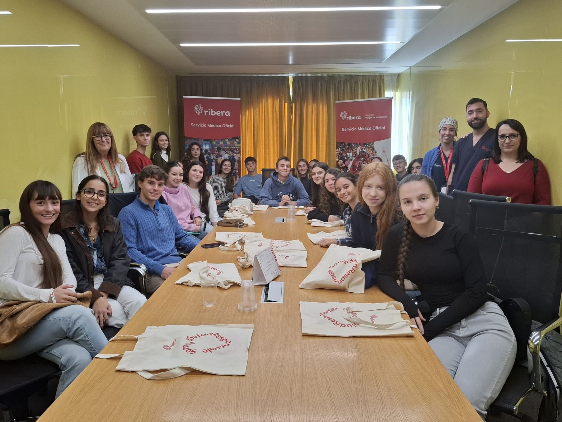 Profesionales de Ribera Virgen de la Caridad explican la actividad del hospital y los perfiles sanitarios a estudiantes