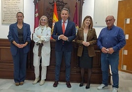 El alcalde (c) y portavoces de los grupos municipales tras la adopción del acuerdo.