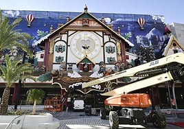 Últimos retoques de Cortylandia, este miércoles, a dos días de su inauguración en la fachada de El Corte Inglés de la avenida Libertad de Murcia.