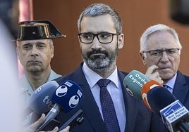 Francisco Lucas, delegado del Gobierno en la Región de Murcia, atendiendo a los medios de comunicación, en una foto de archivo.