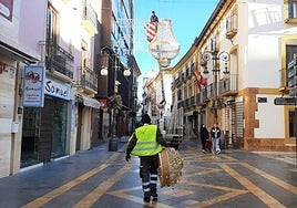 Operarios durante la colocación de la iluminación de Navidad en la calle Corredera.