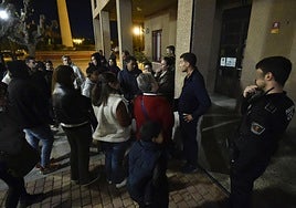 Plante en el Ayuntamiento de Alguazas por el corte de luz en los 'pisos de la Titos', en imágenes