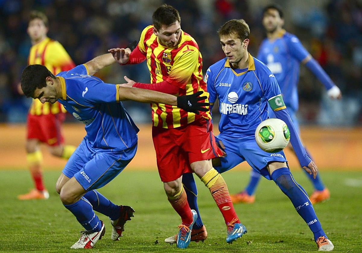 Rafa López, detrás de Messi, en un Getafe-Barça de 2014.