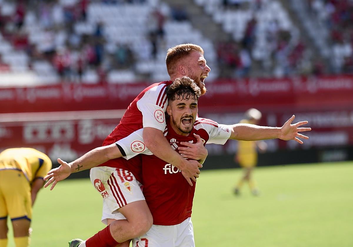 Jorge Mier, con los brazos extendidos, es felicitado por David Vicente tras marcar al Alcorcón en octubre de 2024.