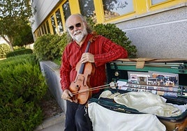 Octavio de Juan Ayala, con el estuche de su viola cargado de recuerdos.