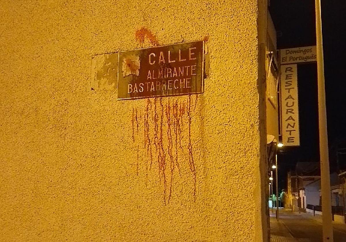 Una de las placas pintadas por Rebeldía Región de Murcia como acto de protesta.