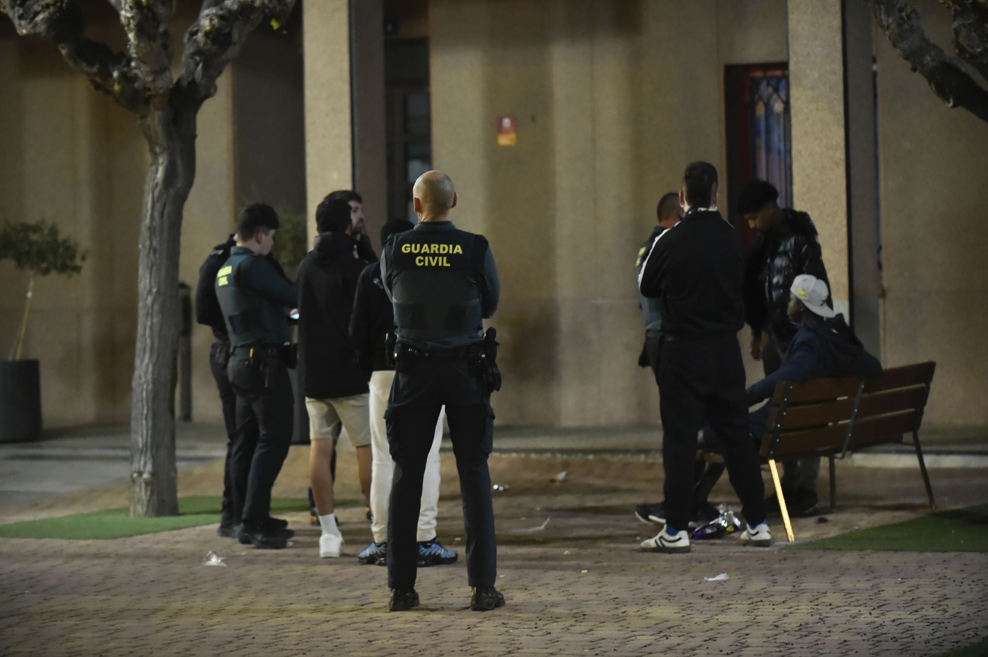 Plante en el Ayuntamiento de Alguazas por el corte de luz en los &#039;pisos de la Titos&#039;, en imágenes