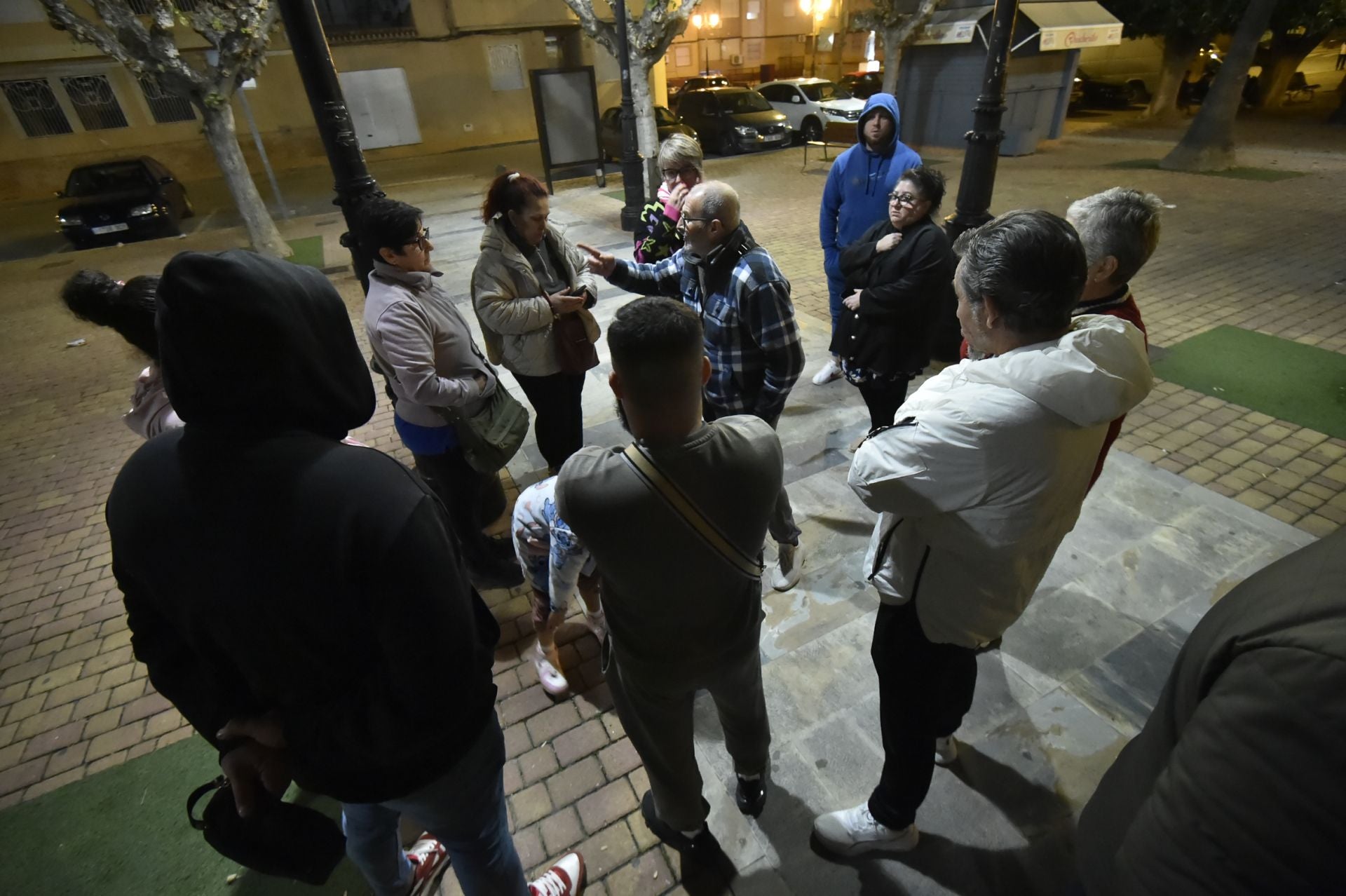 Plante en el Ayuntamiento de Alguazas por el corte de luz en los &#039;pisos de la Titos&#039;, en imágenes