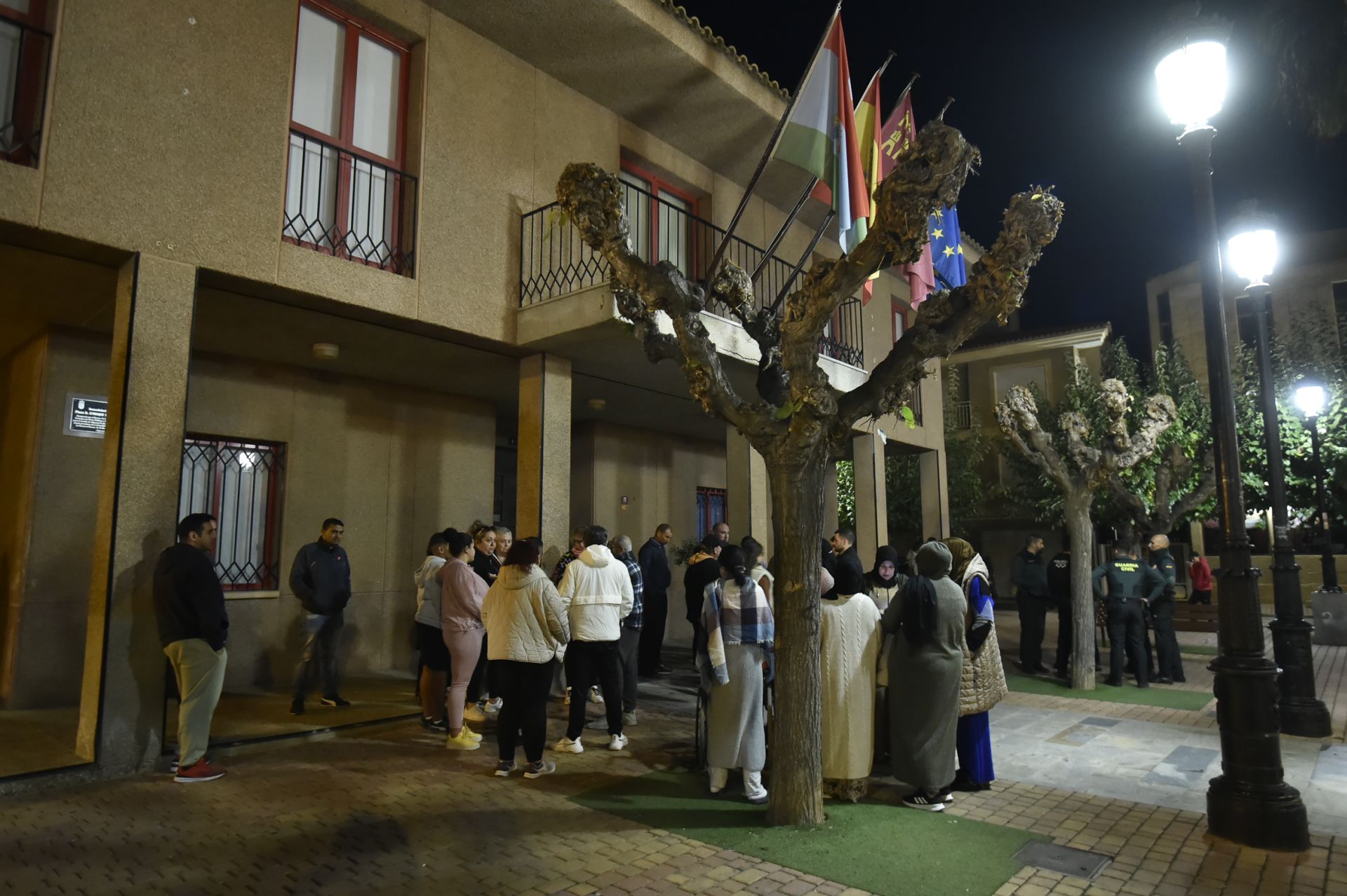 Plante en el Ayuntamiento de Alguazas por el corte de luz en los &#039;pisos de la Titos&#039;, en imágenes
