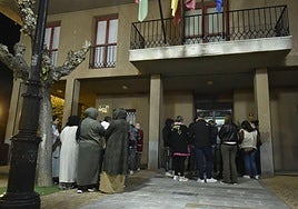 Plante de vecinos ante el Ayuntamiento este miércoles por la noche.